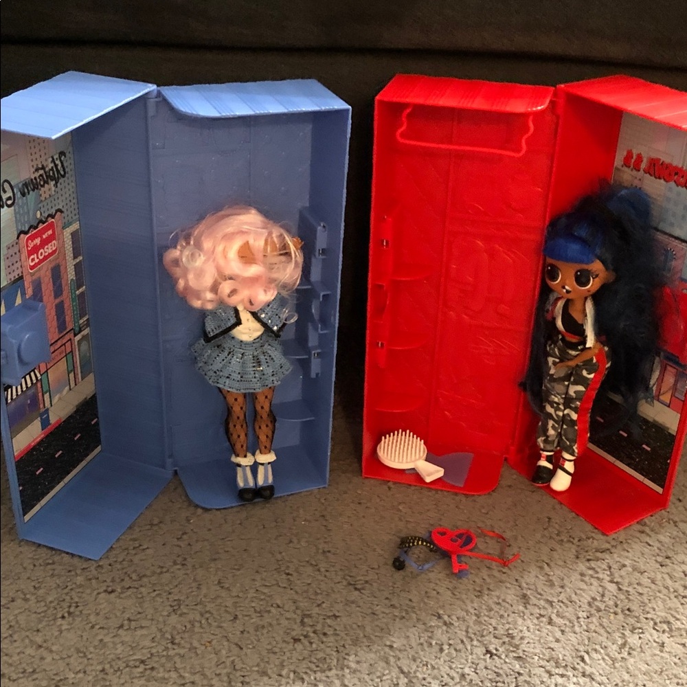 L.O.L. Surprise! Dolls with Blue and Red Accessories